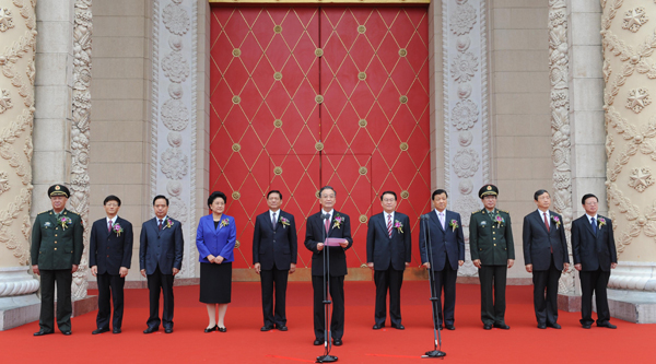 人民日报评论员：充分发挥新型举国体制优势——论学习贯彻习近平总书记在全国科技大会、国家科学技术奖励大会、两院院士大会上重要讲话