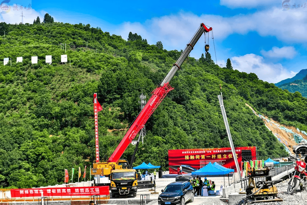 西十高铁重点工程天竺山二号隧道贯通