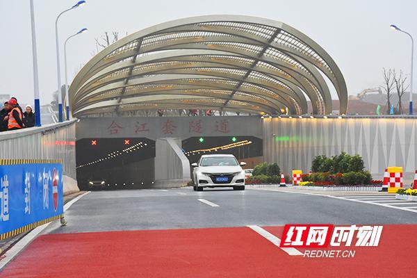 首条穿越富春江的过江隧道建成通车