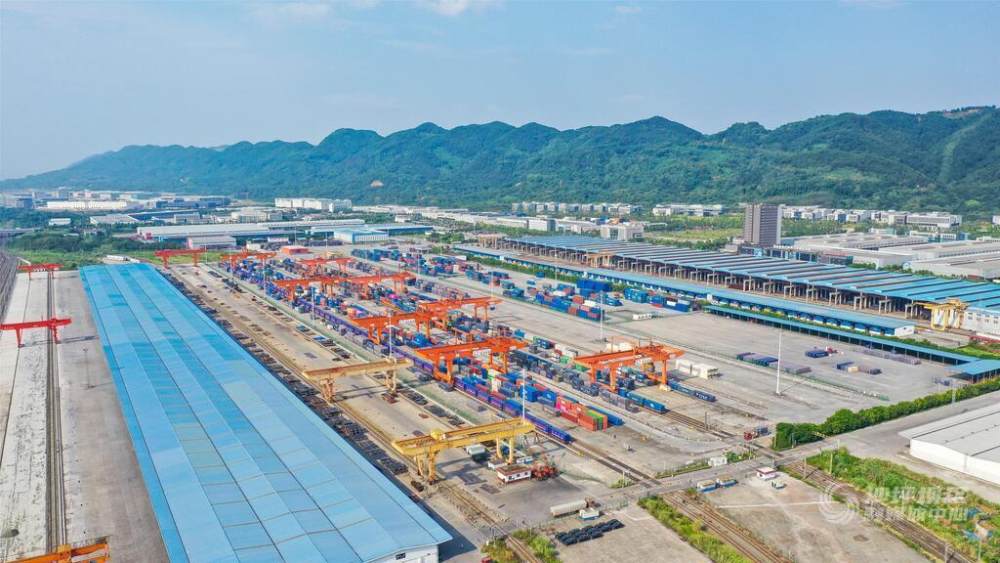 今年前6个月西部陆海新通道班列运量同比增长76.9%