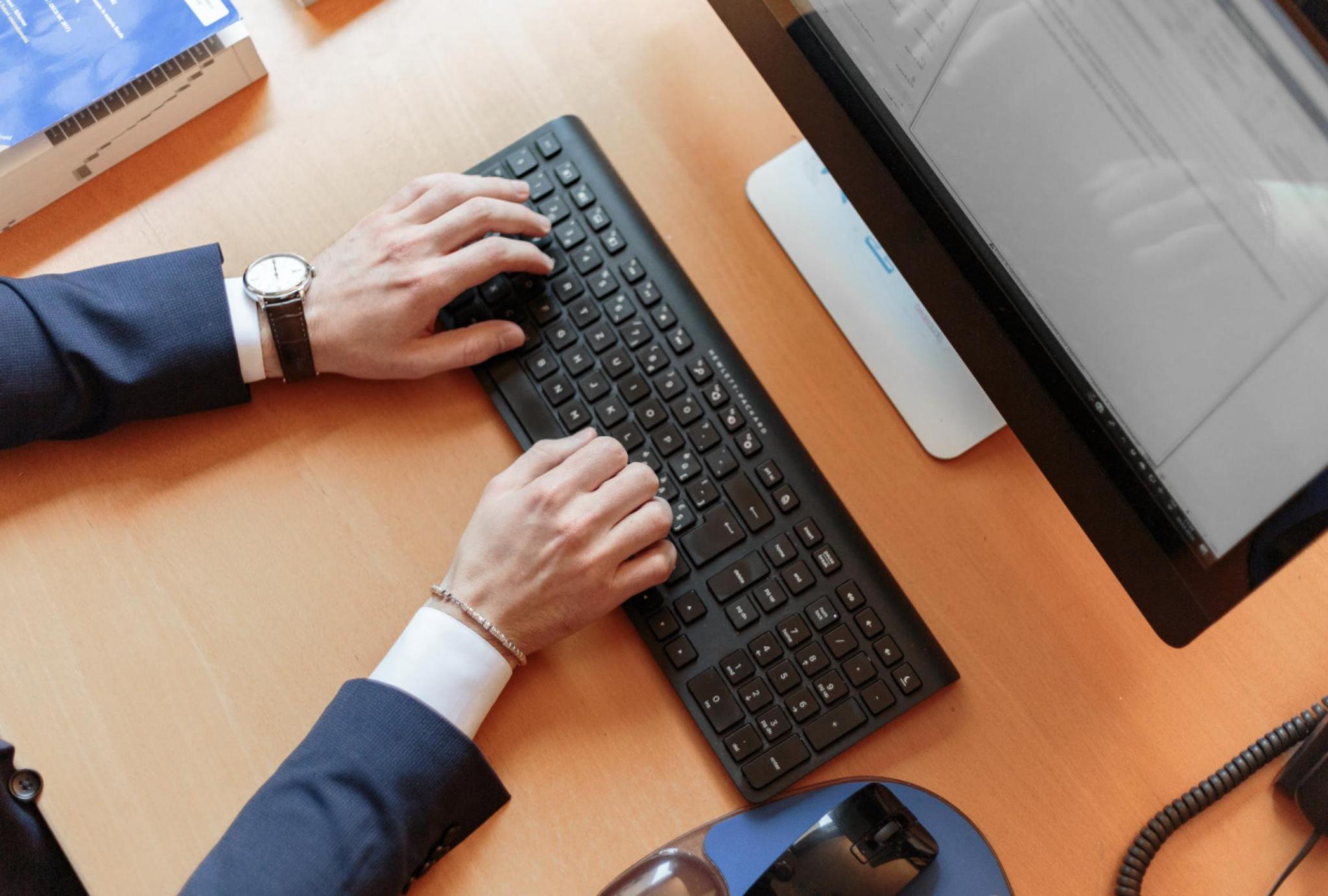 长鸿高科上半年扣非亏损 拟向实控人买连亏两年的公司