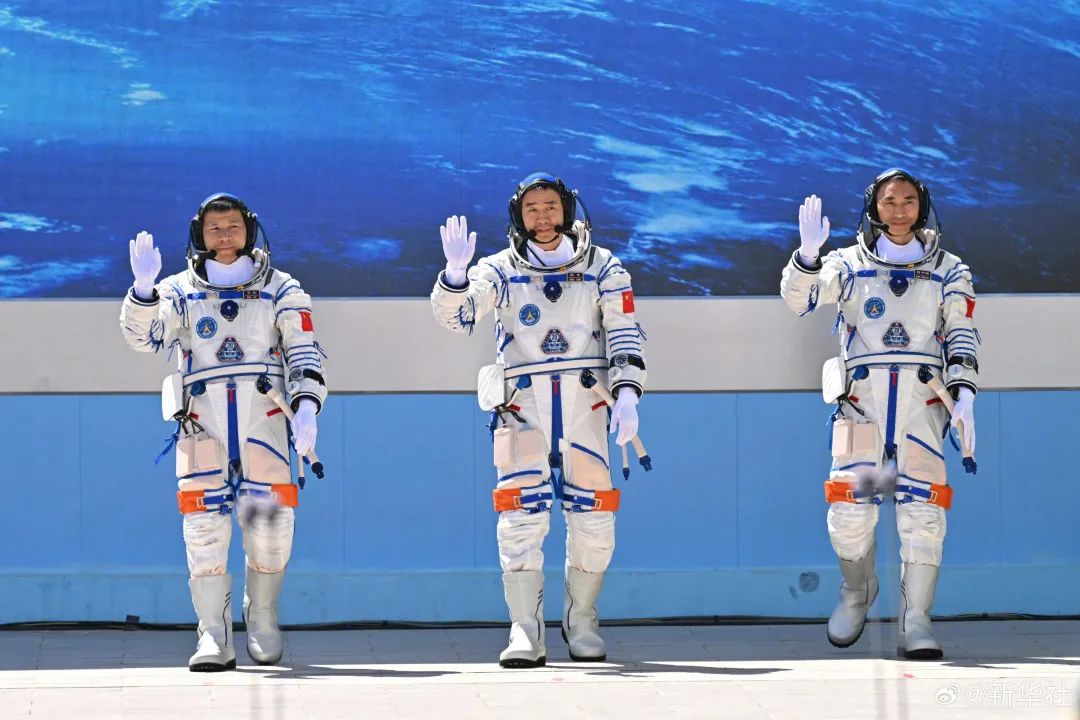 神舟二十二号飞船载货飞赴中国空间站 我国首次应急发射任务取得圆满成功