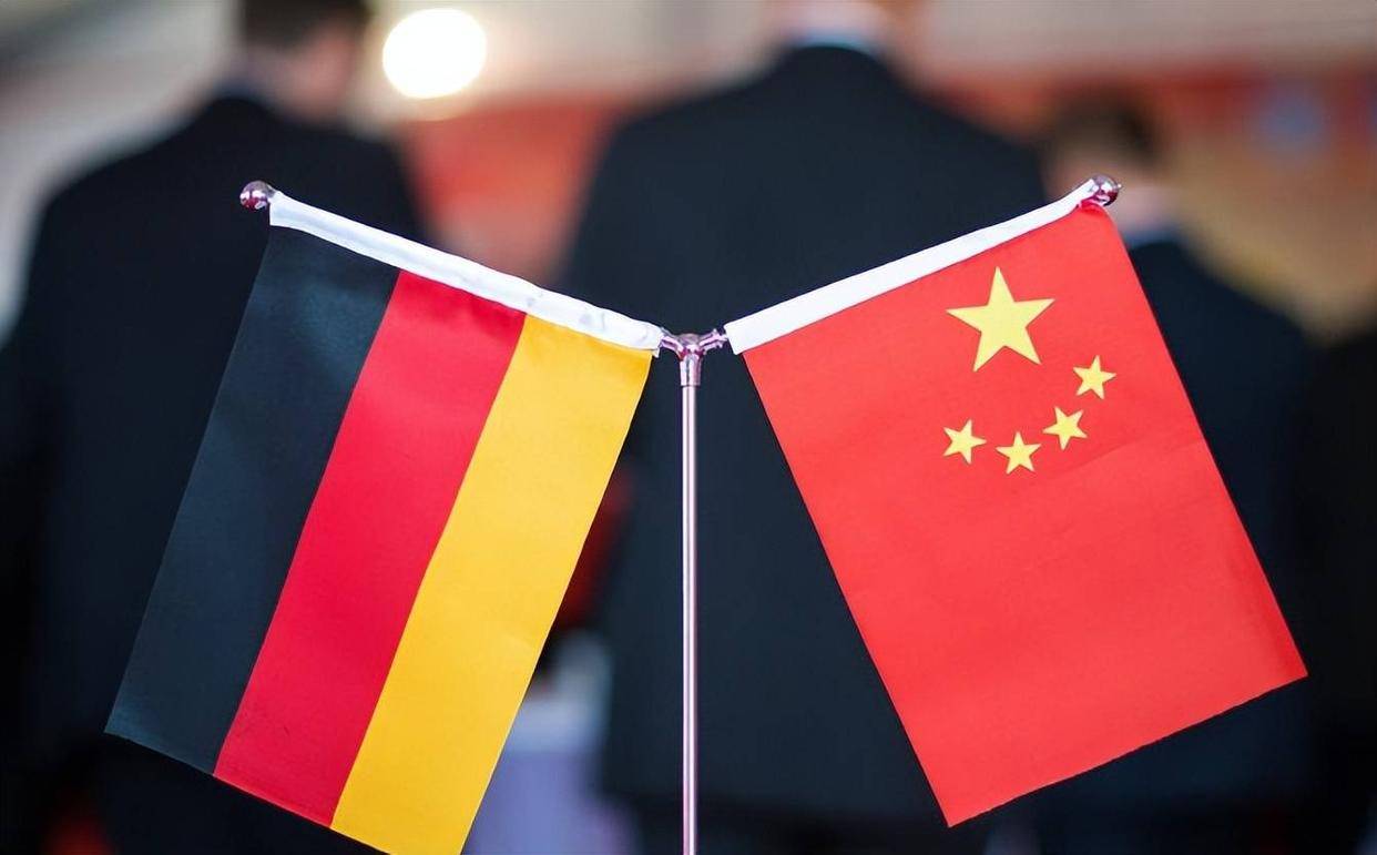 德国总理默茨抵达北京开始访华 高规格经贸代表团随行