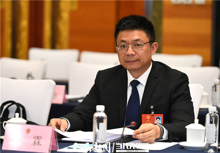 两会现场速递丨跑好中国汽车“下一程”——代表委员给出关键词