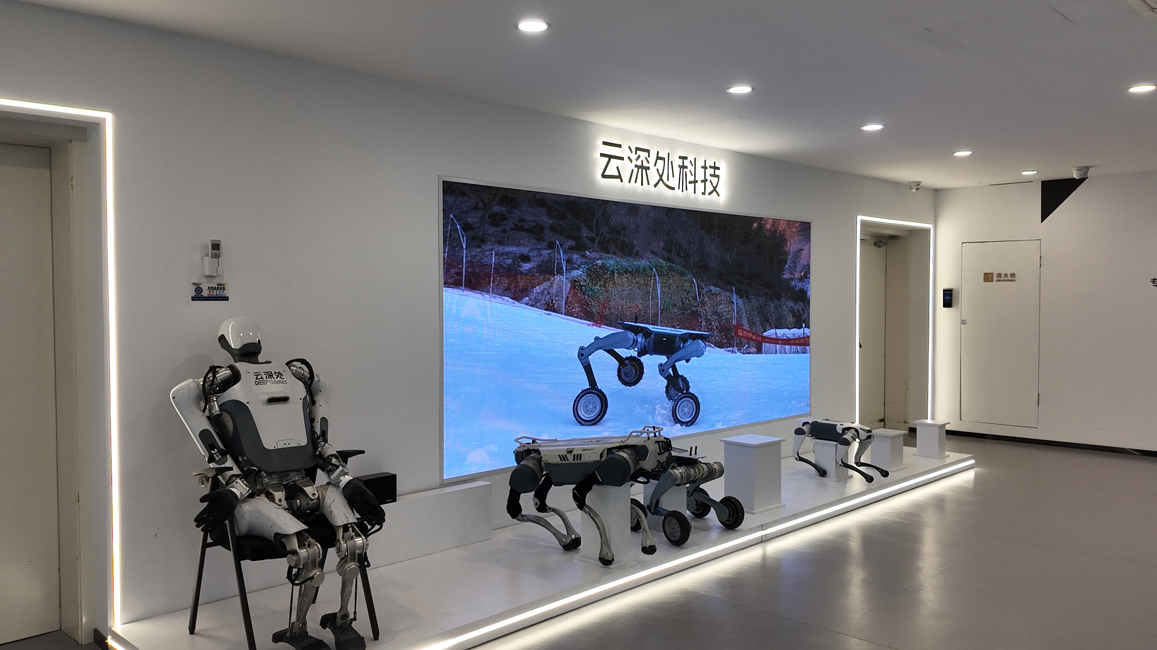 视源股份工业级四足机器人MAXHUB X7首次亮相 打造全地形智能作业平台