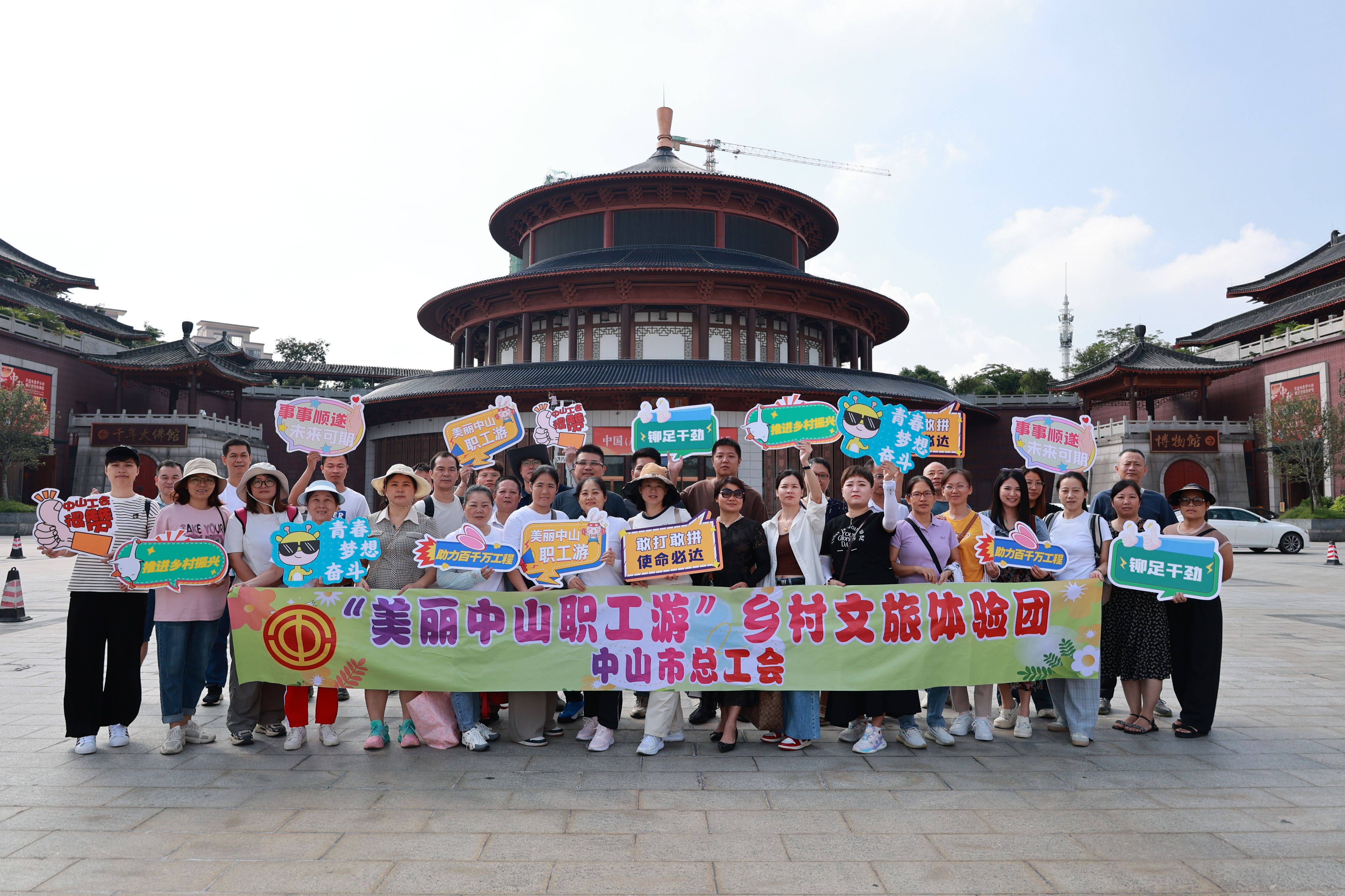 “五一”前夕多地发放消费券 激发市场消费活力