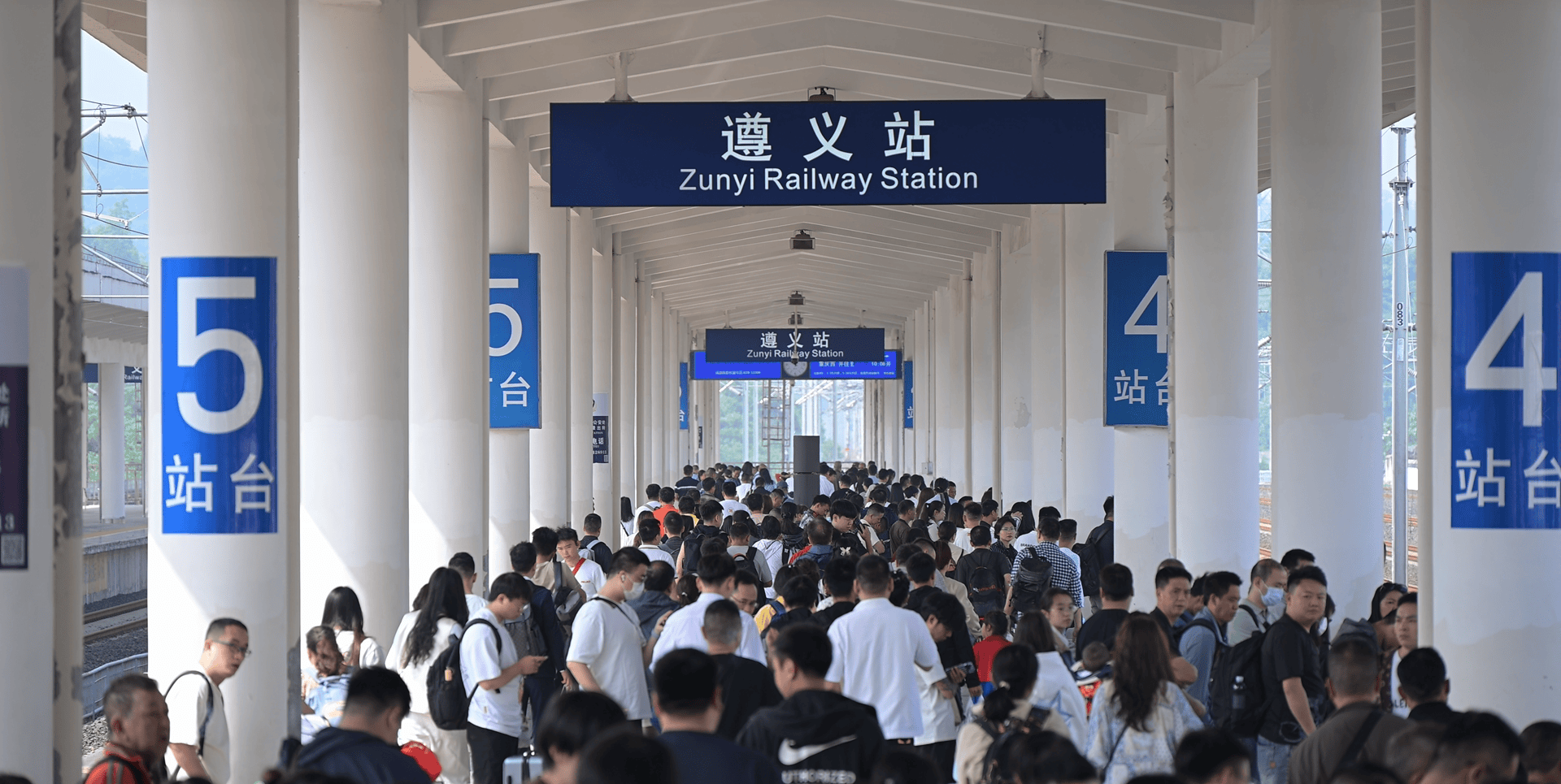 全国铁路暑运发送旅客超过8亿人次