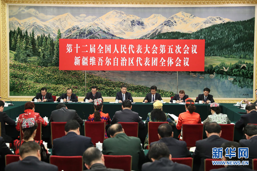习近平观看庆祝新疆维吾尔自治区成立70周年文艺晚会《美丽新疆》