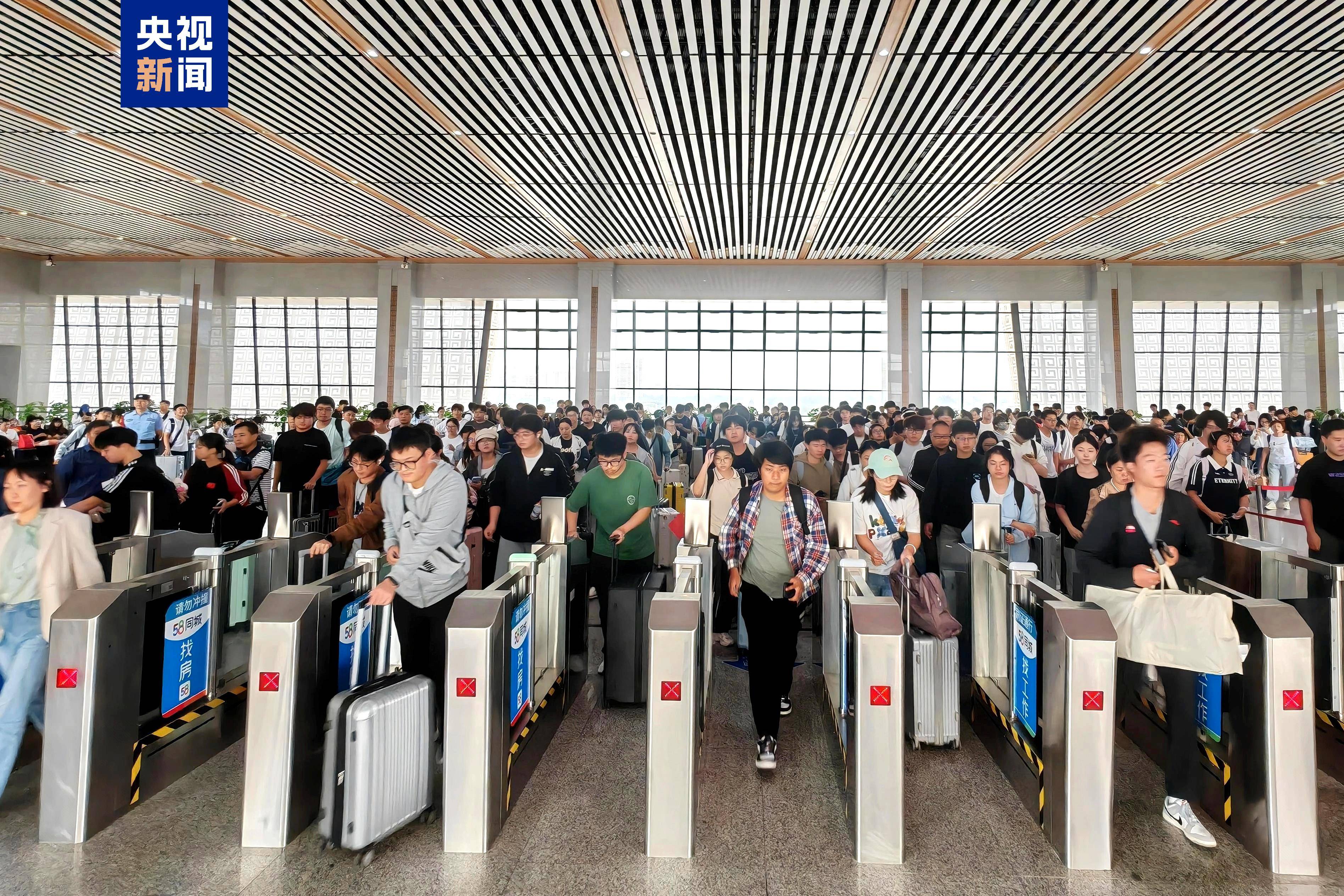 全国铁路连续4天日发送旅客超1800万人次