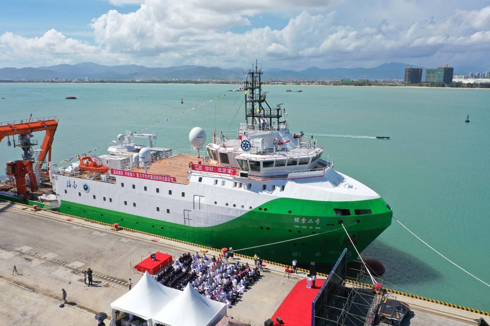 “奋斗者”号回到三亚 载人深潜“双雄”在北极实现水下联合作业