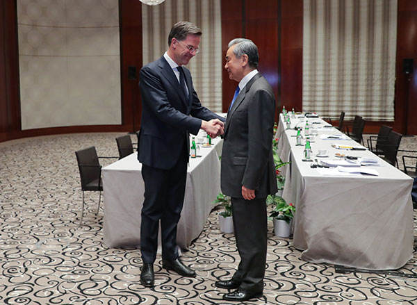 引航亚太开放合作 展现大国责任担当——中共中央政治局委员、外交部长王毅谈习近平主席出席亚太经合组织第三十二次领导人非正式会议并对韩国进行国事访问