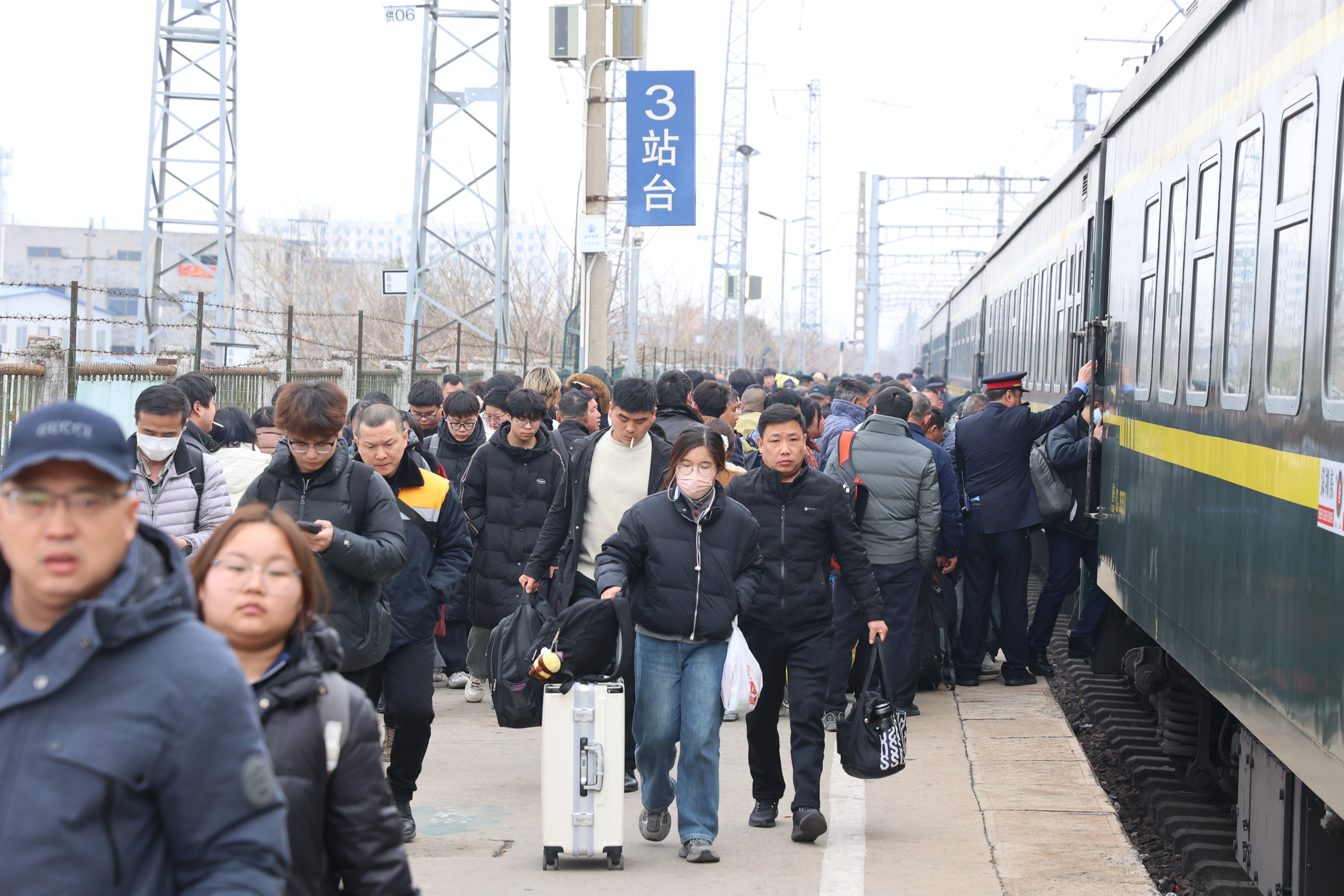 “双节”期间全国铁路旅客发送人数将超过2.19亿人次