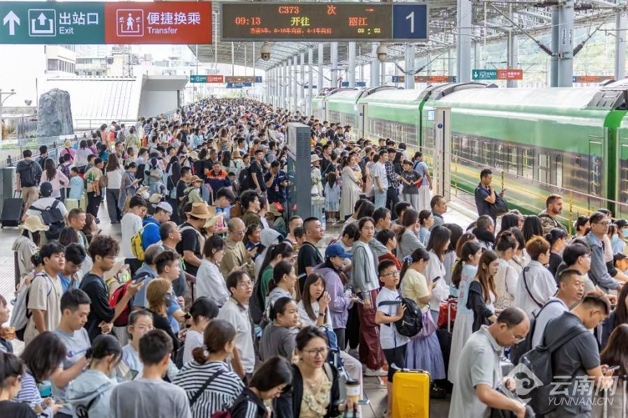 创历史同期新高 前10月全国铁路发送旅客39.5亿人次