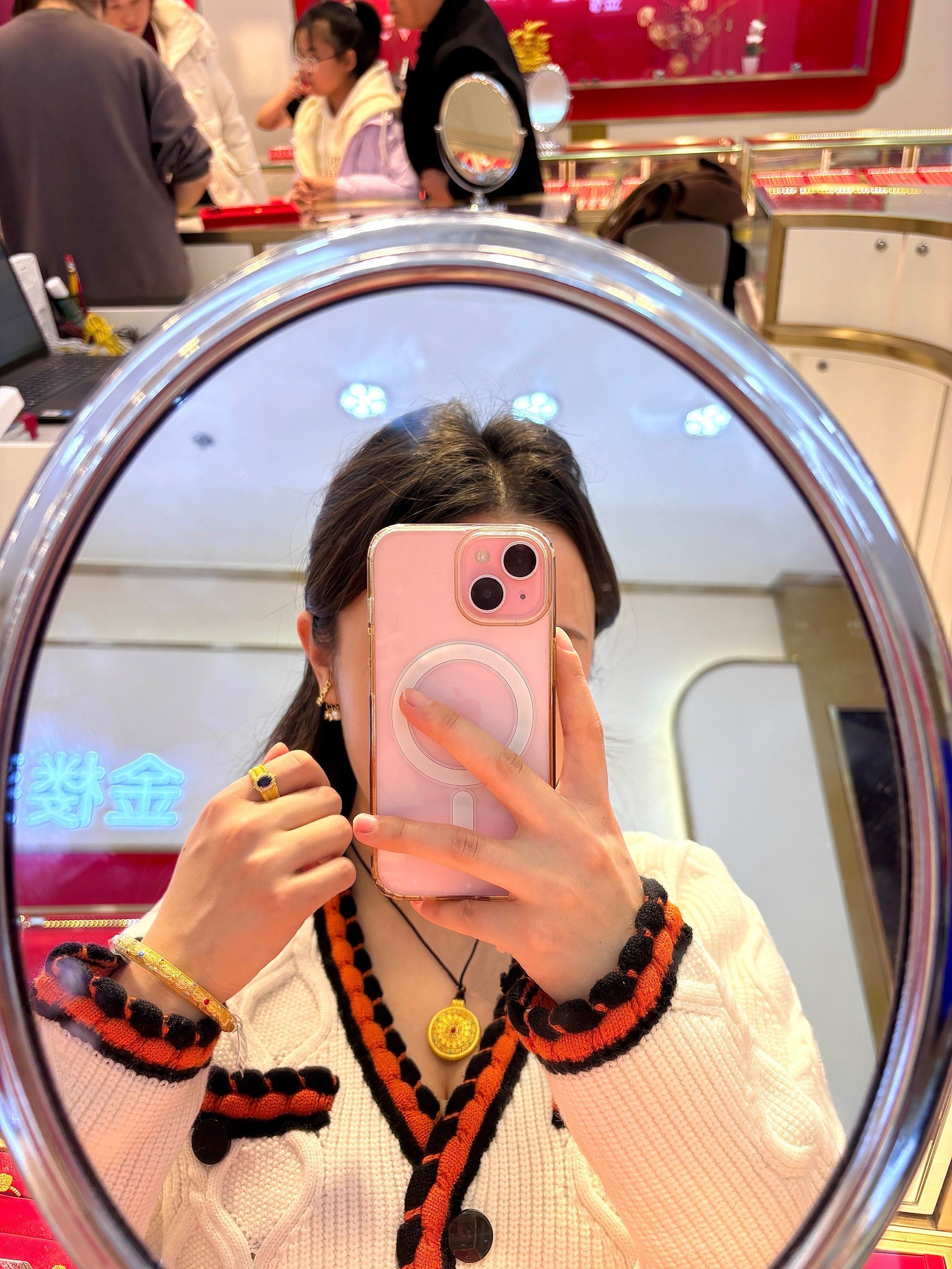 95后已成金饰消费主力 现存黄金饰品相关企业超14.2万家