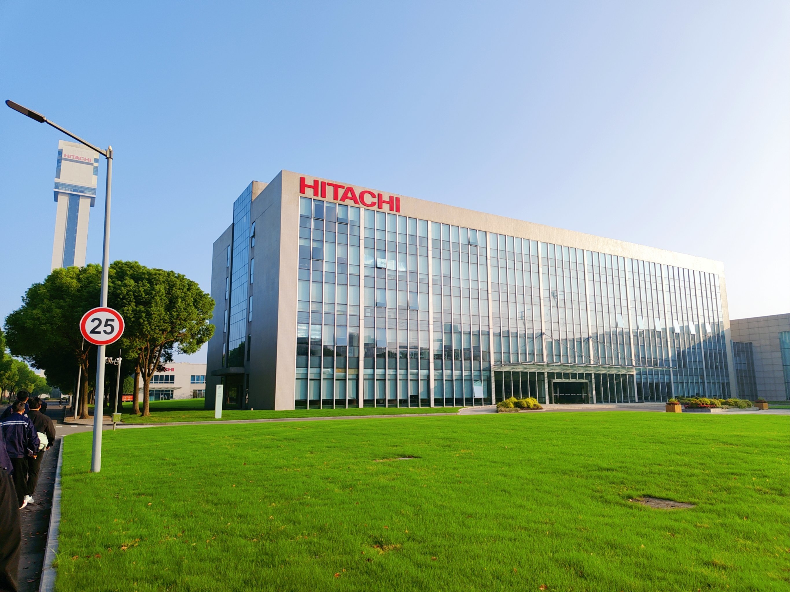 海信电视工厂获评全球电视行业首个“灯塔工厂”