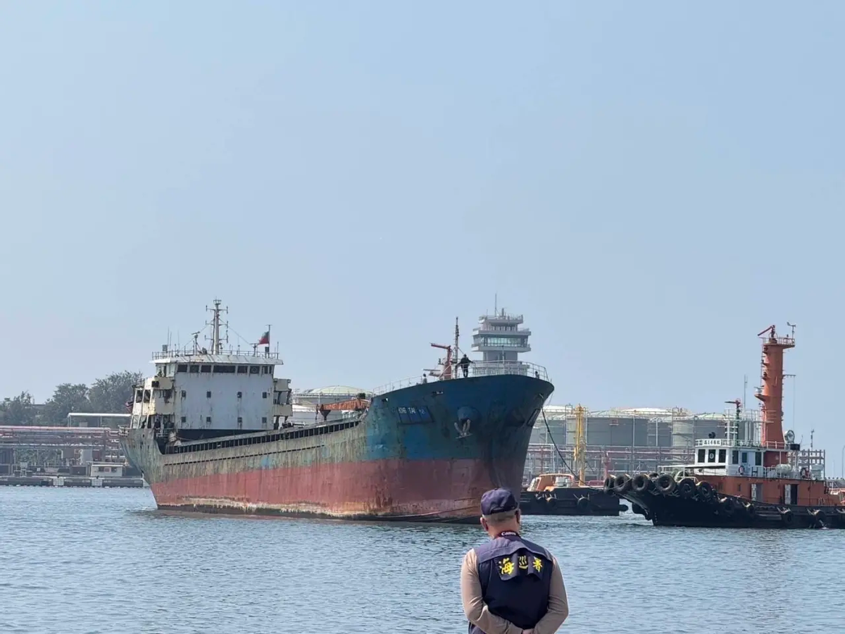 首船西芒杜铁矿石运抵中国宝武马迹山港