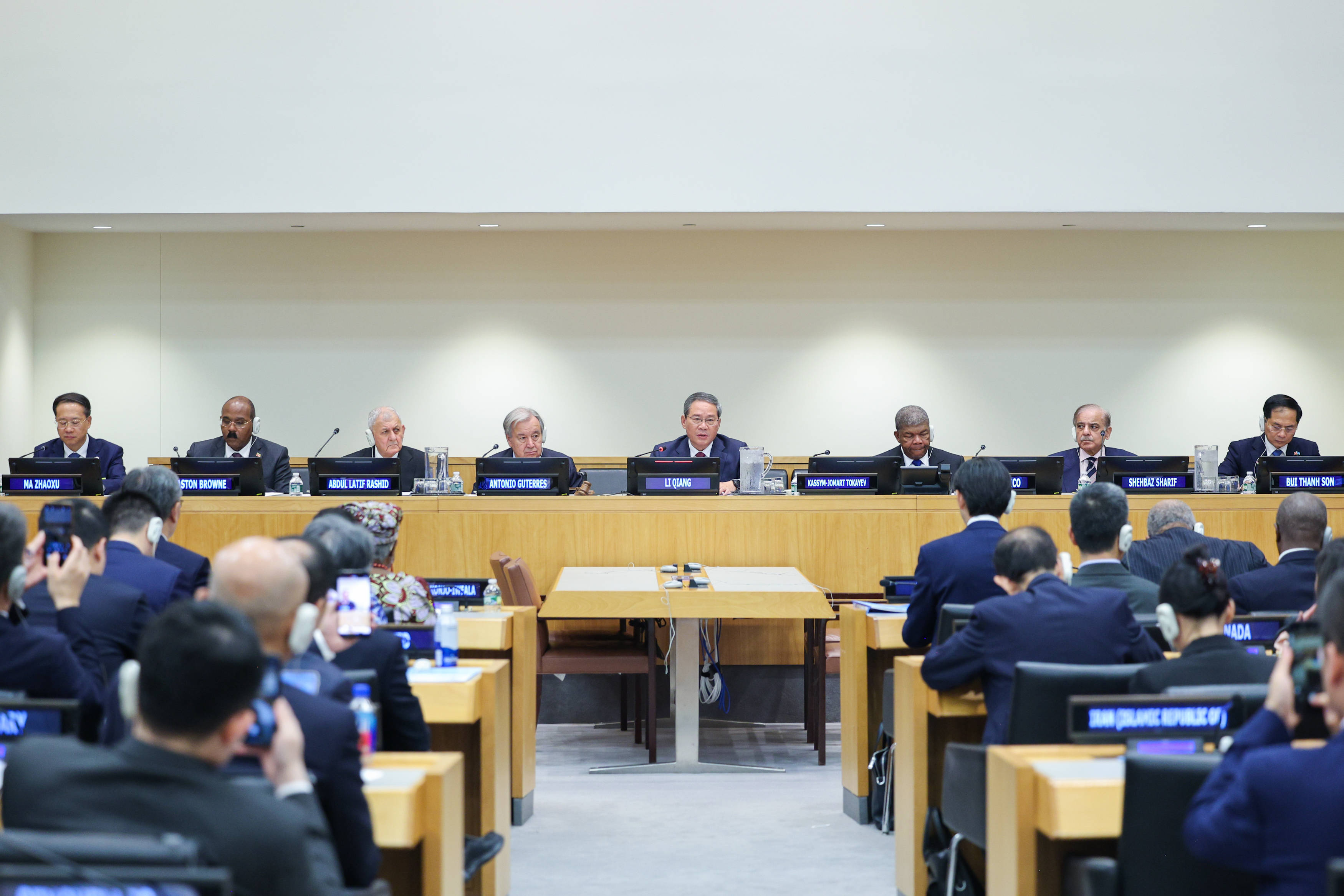 李强出席中国发展高层论坛2026年年会开幕式并发表主旨演讲